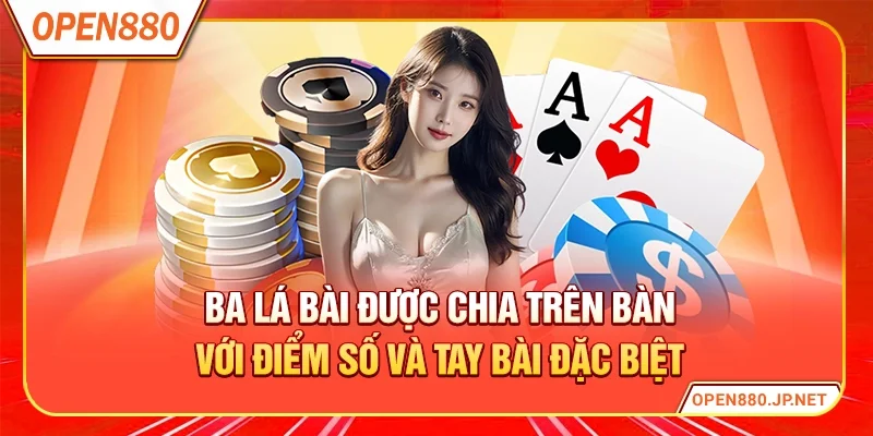 Ba lá bài được chia trên bàn với điểm số và tay bài đặc biệt